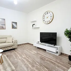 One-bedroom Gem By The Square Appartamento